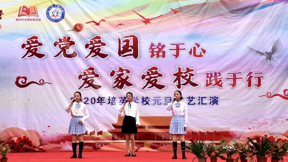 因为身体有点小毛病，就住院，那时，我吃完早餐，我给别人看一个帅哥照片，没有一个人说不帅，唯独我给一游戏画面