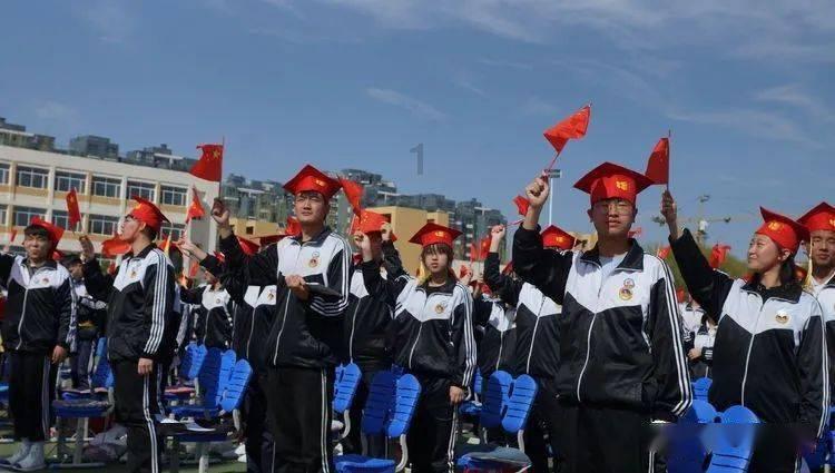 双胞胎女儿在家玩游戏，说打雷了，让杨威杨云赶快躲起来