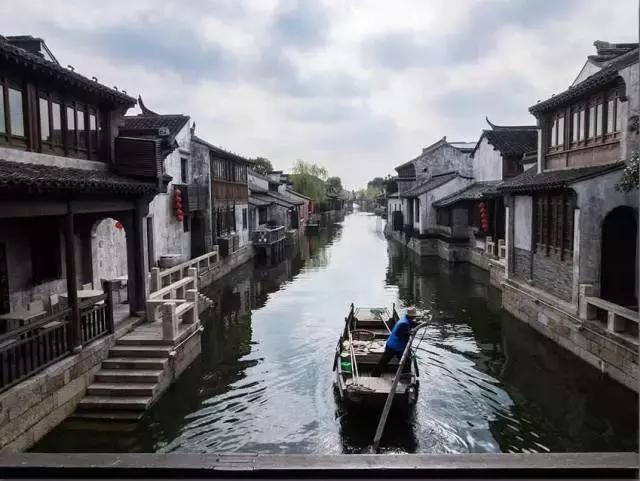 龙口一女子被困路旁,消防人员紧急救援