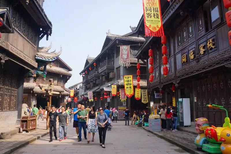 高速旁发生山体滑坡，一小车被巨石砸中，伤者已送医救治